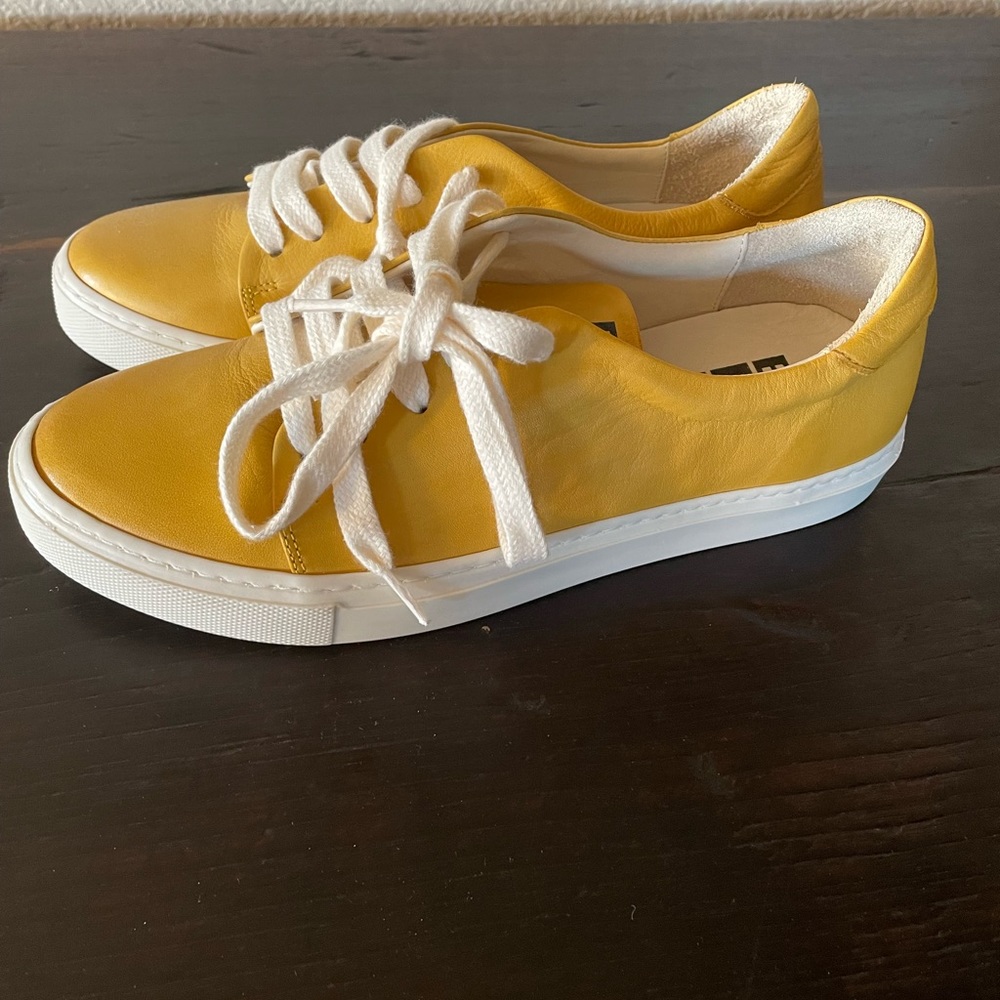 Bueno tennis shoes size 38. Never worn. Pick up only.